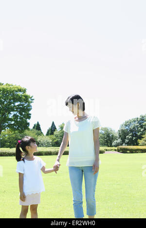 Japanische Mutter und Tochter in einem Stadtpark Stockfoto