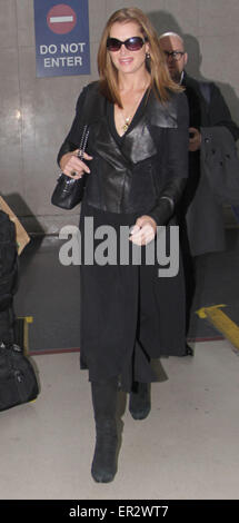 Brooke Shields kommt am Los Angeles International Airport (LAX) gekleidet in schwarzen Featuring: Brooke Shields wo: Los Angeles, California, Vereinigte Staaten von Amerika bei: 20. November 2014 Credit: WENN.com Stockfoto