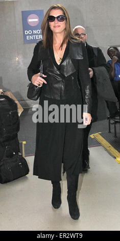 Brooke Shields kommt am Los Angeles International Airport (LAX) gekleidet in schwarzen Featuring: Brooke Shields wo: Los Angeles, California, Vereinigte Staaten von Amerika bei: 20. November 2014 Credit: WENN.com Stockfoto