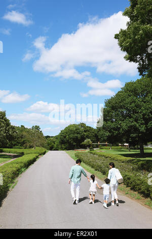 Japanische Familienglück in einem Stadtpark Stockfoto