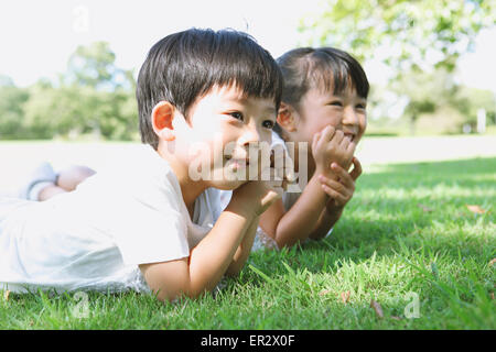 Glücklich japanische Kinder in einem Stadtpark Stockfoto