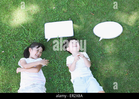Japanischen Kindern Verlegung mit Whiteboards in einem Stadtpark Stockfoto