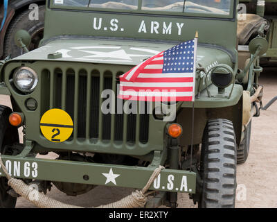 Frontansicht des Willys Jeep mit amerikanischen Flagge (2. Weltkrieg). Stockfoto