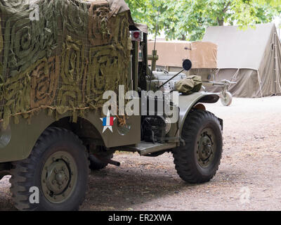 US-Militär-LKW mit net Tarnung und das US-Militär Star bedeckt mit der französischen Trikolore bedeckt (2. Weltkrieg) Stockfoto