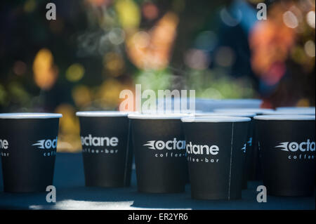 Aufwachen zu den guten Dingen – dampfende Tassen heißen Octane Coffee im Callanwolde Fine Arts Center for Creative Mornings Atlanta. (USA) Stockfoto