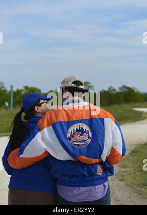 Südlichen Merrick, New York, USA. 24. Mai 2015. Bei Abgabe Park & Preserve, ein junger Mann, trägt eine Mets Baseballjacke und eine Frau haben ihre Arme umeinander wie sie sind nach Süden in Richtung zum Himmel über Jones Beach, wo Flugzeuge in Bethpage New York Air Show durchgeführt. Viele Besucher sahen die Luft aus dem Moor Park zeigen, nachdem Bereich Alleen, der berühmte Strand von Long Island geschlossen waren, wenn es zur Kapazität gefüllt. © Ann Parry/ZUMA Draht/Alamy Live-Nachrichten Stockfoto