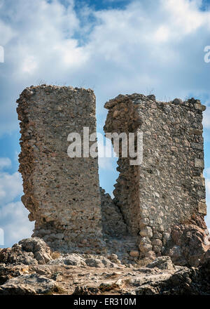 Russland, Krim, Balaklawa. Die Ruinen der antiken Festung Genueser Cembalo auf Mount Kastron am Eingang zur Bucht von Balaklawa. Stockfoto