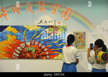 Peking, China. 26. Mai 2015. Kinder fotografieren die Bilder auf dem Display während einer Malaktion Gruß der nahenden Internationalen Kindertag am 1. Juni im National Art Museum of China in Peking, Hauptstadt von China, 26. Mai 2015 fallen. © Lu Peng/Xinhua/Alamy Live-Nachrichten Stockfoto