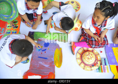 Peking, China. 26. Mai 2015. Kinder malen während einer Malaktion Gruß der nahenden Internationalen Kindertag am 1. Juni im National Art Museum of China in Peking, Hauptstadt von China, 26. Mai 2015 fallen. © Lu Peng/Xinhua/Alamy Live-Nachrichten Stockfoto