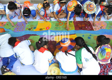 Peking, China. 26. Mai 2015. Kinder malen während einer Malaktion Gruß der nahenden Internationalen Kindertag am 1. Juni im National Art Museum of China in Peking, Hauptstadt von China, 26. Mai 2015 fallen. © Lu Peng/Xinhua/Alamy Live-Nachrichten Stockfoto