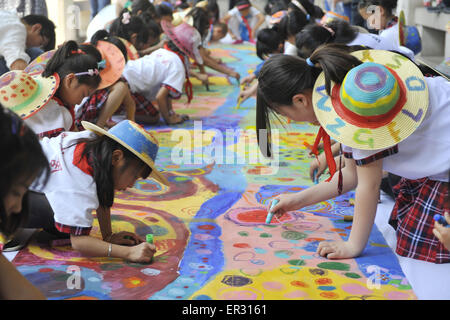 Peking, China. 26. Mai 2015. Kinder malen während einer Malaktion Gruß der nahenden Internationalen Kindertag am 1. Juni im National Art Museum of China in Peking, Hauptstadt von China, 26. Mai 2015 fallen. © Lu Peng/Xinhua/Alamy Live-Nachrichten Stockfoto