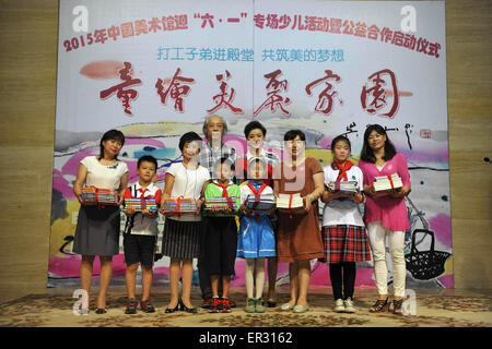 Peking, China. 26. Mai 2015. Gäste spenden Bücher für Kinder von Wanderarbeitnehmern während einer Malaktion Gruß der nahenden Internationalen Kindertag am 1. Juni im National Art Museum of China in Peking, Hauptstadt von China, 26. Mai 2015 fallen. © Lu Peng/Xinhua/Alamy Live-Nachrichten Stockfoto