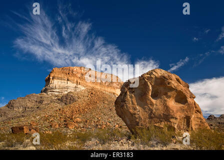 Vulkangestein, Cerro Castellan Butte Formation an Ross Maxwell Scenic Drive, Chihuahua-Wüste in Big Bend Nationalpark, Texas Stockfoto