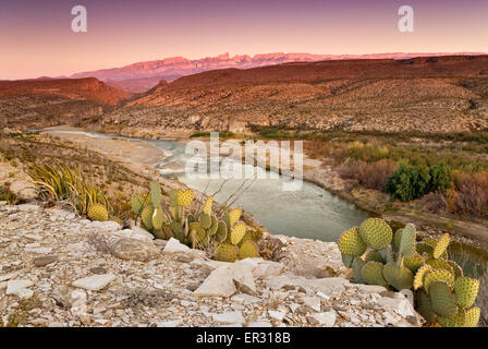 Rio Grande in Hot Springs area, Sierra del Carmen in Mexiko in Dist, Sonnenuntergang, Chihuahuan Wüste im Big Bend National Park, Texas Stockfoto