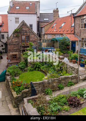 Versteckt hinter Kirche Straße Whitby ist Blackburns Hof mit historischen Hütten und gepflegten Gärten Stockfoto