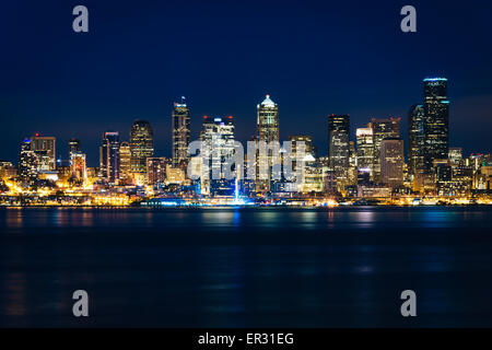 Die Skyline von Seattle und Elliott Bay in der Nacht, aus West-Seattle, Washington zu sehen. Stockfoto