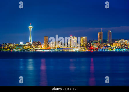 Die Skyline von Seattle und Elliott Bay in der Nacht, aus West-Seattle, Washington zu sehen. Stockfoto