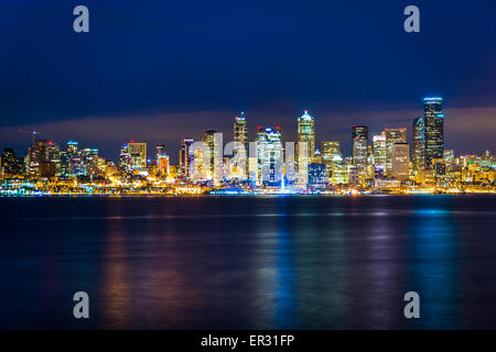 Die Skyline von Seattle und Elliott Bay in der Nacht, aus West-Seattle, Washington zu sehen. Stockfoto