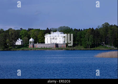 Fernansicht des Herrenhauses Uzutrakis ein Herrenhaus aus dem späten 19. Jahrhundert der Familie Tyszkiewicz in Uzutrakis, am Ufer des Sees Galve. Litauen Stockfoto