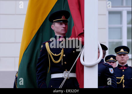 Angehörige der litauischen Luftwaffe oder der LAF die Militär-Luftfahrtabteilung der litauischen Streitkräfte heben die litauische Nationalflagge während der Wachablösung vor dem Präsidentenpalast in der Altstadt von Vilnius, der Hauptstadt Litauens Stockfoto