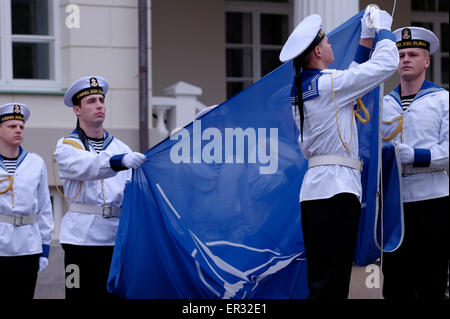 Seeleute der Ehrenwache der litauischen Streitkräfte heben die Flagge der Nordatlantikvertrags-Organisation (NATO) während der Wachablösung vor dem Präsidentenpalast in der Altstadt von Vilnius, der Hauptstadt Litauens Stockfoto