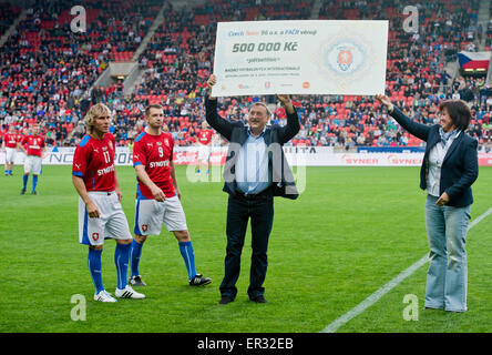 Prag, Tschechische Republik. 25. Mai 2015. Tschechische Fußball-Legende Antonin Panenka (Mitte) erhält Check Erlös aus der Veranstaltung, 500.000 Kronen für Football Foundation International, der ehemalige Spieler von den Tagen unterstützt als Fußball noch so lukrativen berufen war, während der Fußball-Spiel der Spieler mehr als 35 Jahren Tschechien Vs Deutschland in Prag, Tschechische Republik, 25. Mai 2015. Von Links Tschechische Spieler Pavel Nedved Pavel Kuka. Bildnachweis: Vit Simanek/CTK Foto/Alamy Live-Nachrichten Stockfoto