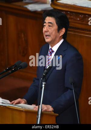 Tokio, Japan. 26. Mai 2015. Japans Ministerpräsident Shinzo Abe Adressen eine Plenarsitzung des Unterhauses Diäten in Tokio auf Dienstag, 26. Mai 2015. Opposition Camp intensiviert ihre Angriffe auf eine Reihe von Staatssicherheit Rechnungen, die den Weg für Japan, das Recht auf kollektive Selbstverteidigung in der Diät-Debatte ausüben würde. Bildnachweis: Natsuki Sakai/AFLO/Alamy Live-Nachrichten Stockfoto