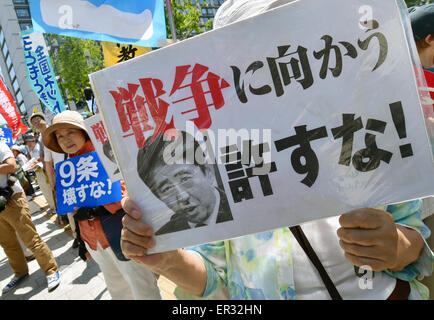 Tokio, Japan. 26. Mai 2015. Besorgte Bürger versammeln sich vor der nationalen Diät Gebäude in Tokio auf Montag, 25. Mai 2015, ihren Widerstand gegen die nationale Sicherheit-Rechnungen, die den Weg für Japan, das Recht auf kollektive Selbstverteidigung ausüben würde zum Ausdruck zu bringen. Bildnachweis: Natsuki Sakai/AFLO/Alamy Live-Nachrichten Stockfoto