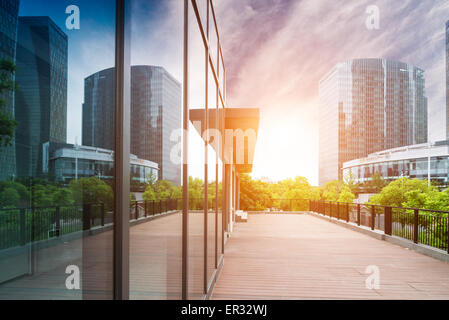 Gasse mit Bürogebäude in shanghai Stockfoto