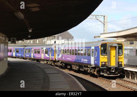 Class153 und 150 Diesel-Aggregate, die Ankunft in Carnforth Bahnhof, Gleis 1, mit dem Zug nach Morecambe. Stockfoto