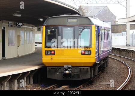 Pacer Diesel Triebzug verlassen das gebogene Gleis 2 bei Carnforth Railway station mit dem Zug nach Leeds. Stockfoto