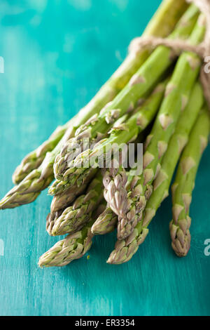 Reihe von frischem Spargel auf Türkis Hintergrund Stockfoto