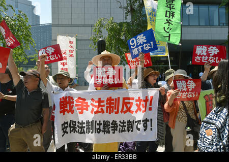 Tokio, Japan. 26. Mai 2015. Besorgte Bürger versammeln sich vor der nationalen Diät Gebäude in Tokio auf Montag, 25. Mai 2015, ihren Widerstand gegen die nationale Sicherheit-Rechnungen, die den Weg für Japan, das Recht auf kollektive Selbstverteidigung ausüben würde zum Ausdruck zu bringen. Bildnachweis: Natsuki Sakai/AFLO/Alamy Live-Nachrichten Stockfoto