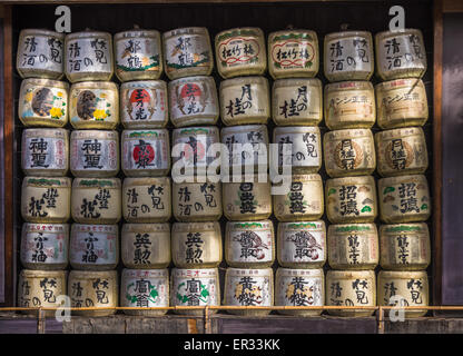 Eine Sammlung von japanischen Sake-Fässer übereinander gestapelt in Heian-Schrein, Kyoto, Japan Stockfoto