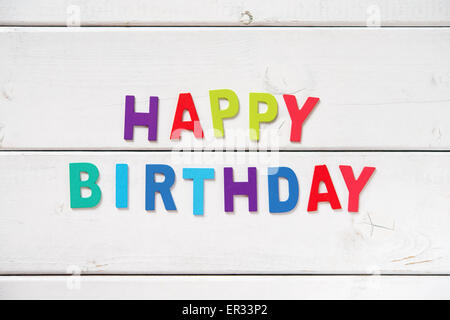 Die bunten Worte 'HAPPY BIRTHDAY' mit Holzbuchstaben auf Tafel gemacht. Stockfoto