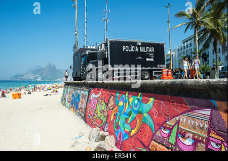 RIO DE JANEIRO, Brasilien - 20. Januar 2015: Imposante polizeiliche Überwachung LKW als Kommandozentrale in Arpoador eingerichtet. Stockfoto