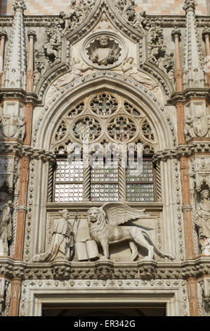 Nahaufnahme von der Porta della Carta Eingang zu den Dogenpalast in Venedig Italien-Features Markusplatz und geflügelte Löwe von San Marco Stockfoto