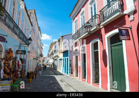 SALVADOR, Brasilien - 12. März 2015: Das tägliche Leben entlang der Straße mit Kopfsteinpflaster umgeben von Kolonialbauten in Pelourinho. Stockfoto