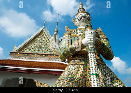 Dekorative Dämon Yaksha Affenstatue am Eingang zu einem Tempel auf der Grand Palace Bangkok Thailand Stockfoto