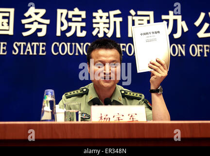 Peking, China. 26. Mai 2015. Verteidigung-Ministeriums-Sprecher Yang Yujun stellt das Weißbuch über Chinas militärische Strategie auf einer Pressekonferenz in Peking, Hauptstadt von China, 26. Mai 2015. Das Weißbuch wurde Dienstag veröffentlicht. © Pan Xu/Xinhua/Alamy Live-Nachrichten Stockfoto