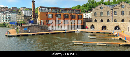 Bristol Hafen-Landungsbrücken und Harbourside Gebäude im Zentrum von Bristol. Stockfoto