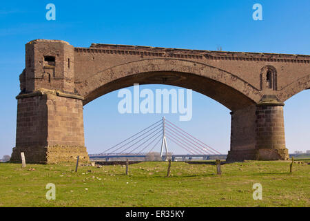 Europa, Deutschland, Nordrhein-Westfalen, Wesel, Niederrhein-Brücke über den Rhein und die alte Eisenbahn Brücke welche w Stockfoto