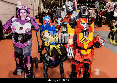 Eine Familie von Cosplay-Enthusiasten, die Teilnahme an der MCM-London-Comic-Con im Excel Centre. Stockfoto