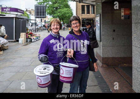 Zwei fröhliche Charity Arbeiter sammeln Spenden für Eierstockkrebs Ziel. Stockfoto