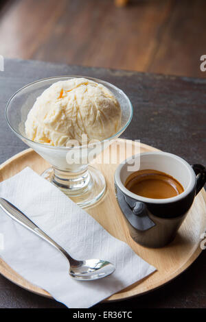 Eis mit Espresso-Kaffeemaschine mit Textfreiraum Stockfoto