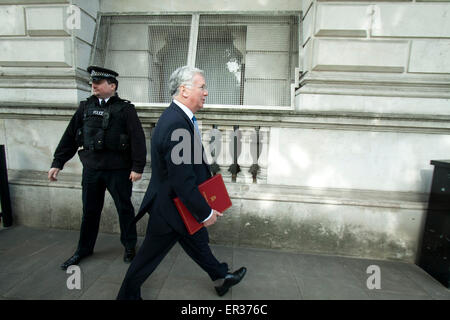 Westminster London, UK. 26. Mai 2015. Defence Secretary Michael Fallon kommt in der Downing Street für die wöchentlichen Kabinettssitzung vor die Zustand-Öffnung des Parlaments Stockfoto