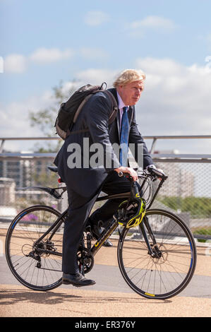 London, UK. 26. Mai 2015. Markieren Sie London Baum Week, Boris Johnson, Bürgermeister von London, gesehen kommen zur Seite mit dem Fahrrad, um die endgültige Obstbaum in Mandeville Place, Queen Elizabeth Olympic Park brandneue Obstgarten zu Pflanzen.  Der Obstgarten besteht aus 55 neue Obstbäume, darunter eine für jeden der die Gewinner der Goldmedaille bei den Paralympischen Spielen 2012 in London. Bildnachweis: Stephen Chung / Alamy Live News Stockfoto