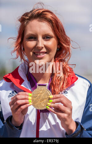 London, UK. 26. Mai 2015. Paralympic-gold-Gewinner, Jessica Jane Applegate besucht Mandeville Place, Queen Elizabeth Olympic Park brandneue Obstgarten, Anlage helfen, den letzte Baum.  Der Obstgarten besteht aus 55 neue Obstbäume, darunter eine für jeden der die Gewinner der Goldmedaille bei den Paralympischen Spielen 2012 in London. Bildnachweis: Stephen Chung / Alamy Live News Stockfoto