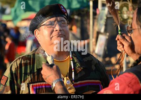 Native American Antonio Quezada, ein Veteran der United States Marine Corps vom Stamm White Mountain Apache beteiligt sich an der Grand Entry-Zeremonie während der jährlichen Erbe Tag Pow Wow 25. November 2014 in South Gate in Kalifornien. Stockfoto