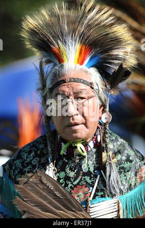 Gekleidet in zeremonielle Tracht, die, den Native American Veterans in traditionellen Tänzen während der jährlichen Erbe Tag Pow Wow 25. November 2014 in South Gate, Kalifornien teilzunehmen. Stockfoto